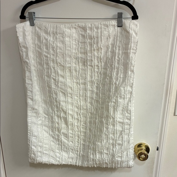 Rachel Zoe Cream Textured 2 pillow cases- 18 X 24 - Picture 1 of 7